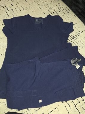 FIGS Scrub Set Cashma Top Kade bottoms Navy Womens Small